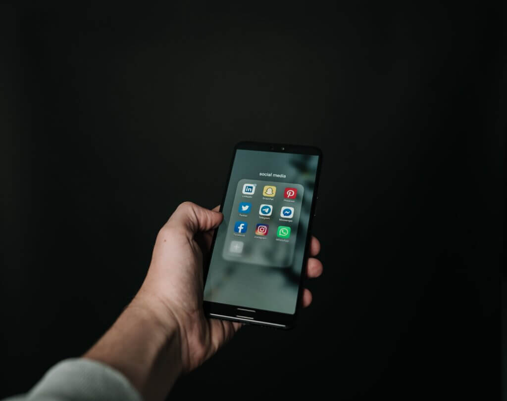 Telefoon in hand met social media apps